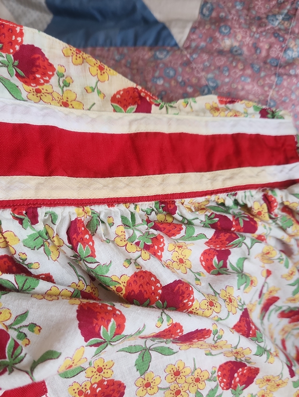 Vintage ' Red & White Strawberry Print Apron - Picture 6 of 6
